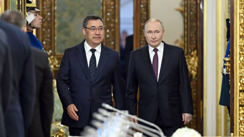 Садыр Жапаров Владимир Путин менен сүйлөшүүлөрдү жүргүздү