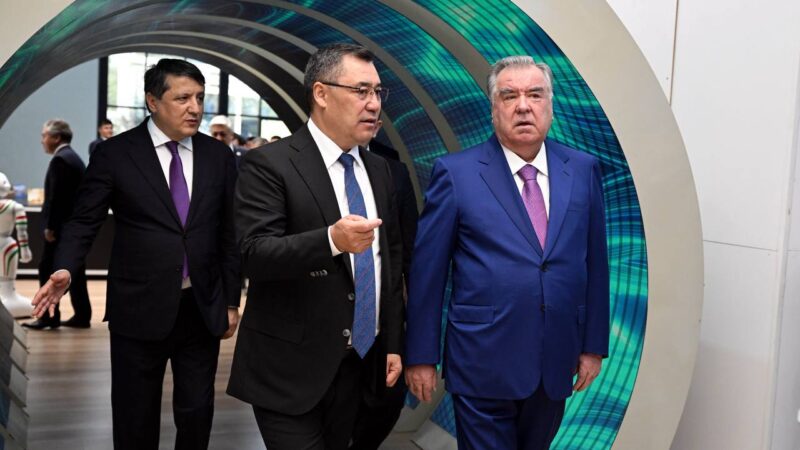 Кыргызстан менен Тажикстандын лидерлери Улуттук өндүрүмдөр көргөзмөсүнө барышты