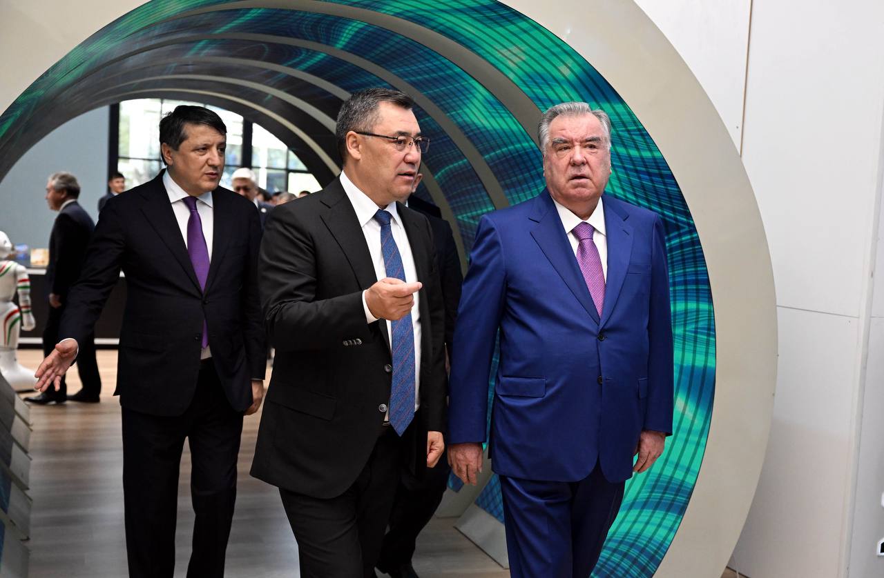 Кыргызстан менен Тажикстандын лидерлери Улуттук өндүрүмдөр көргөзмөсүнө барышты