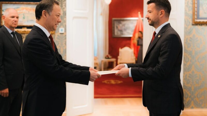 Руслан Казакбаев Черногориянын президентине грамота тапшырды