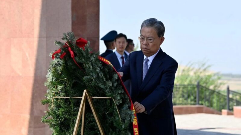 Чжао Лэцзи «Үркүн» мемориалына гүлчамбар койду