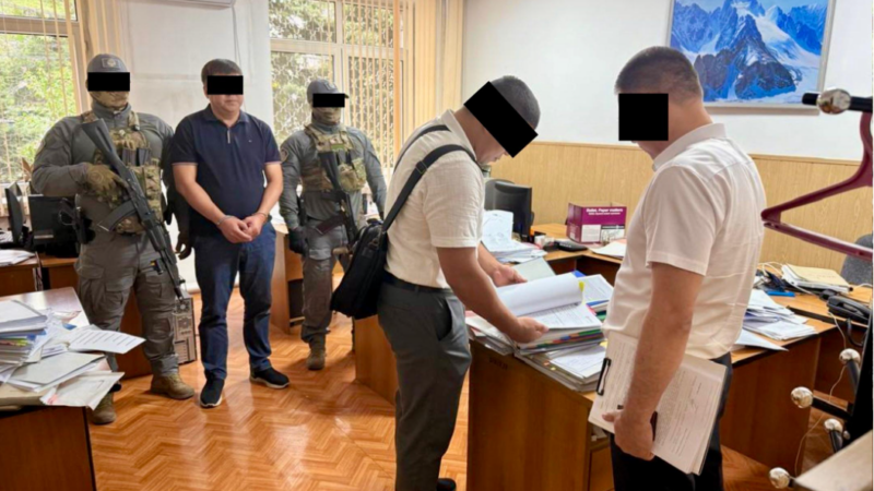 УКМК Эсеп палатасынын башкы инспекторун кармады