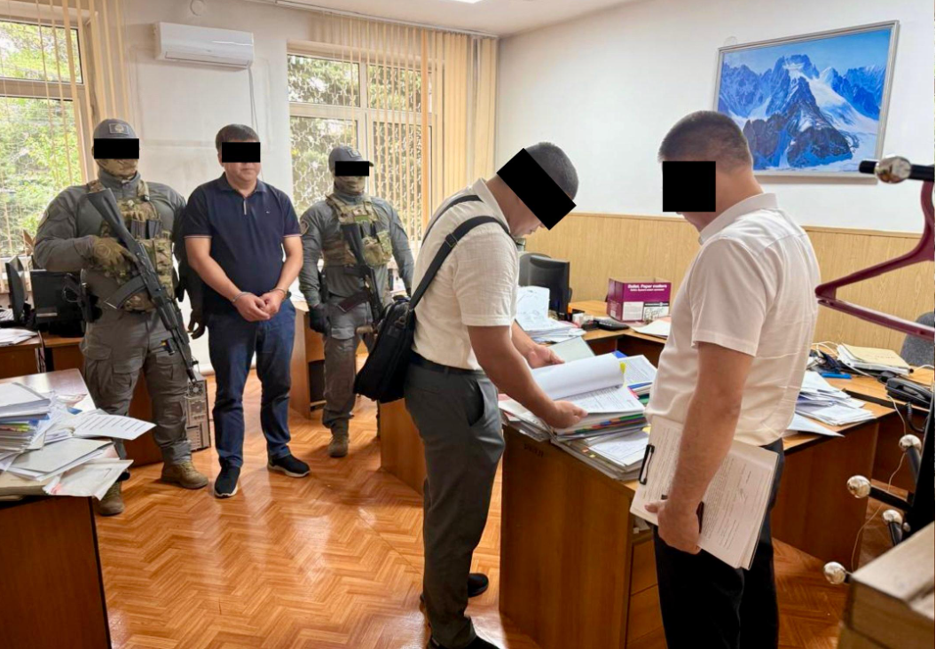 УКМК Эсеп палатасынын башкы инспекторун кармады