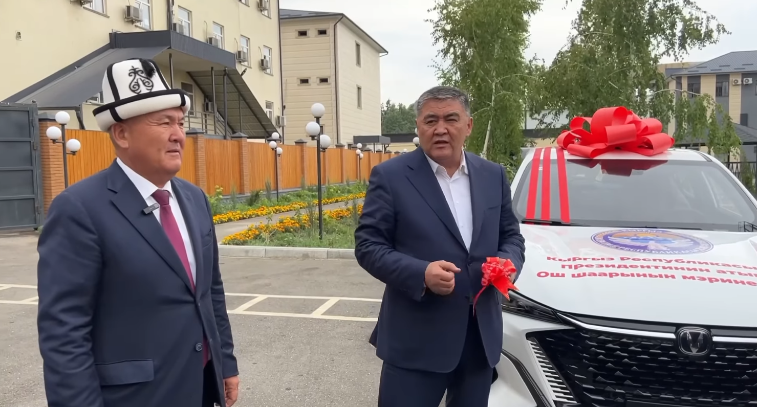 Ташиев убадалаган унааны Ош шаарынын мэрине тапшырды