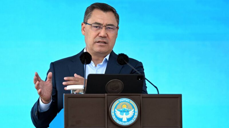 Президент шаар тургундарын автобус айдоочуларынын эмгегин баалоого чакырды