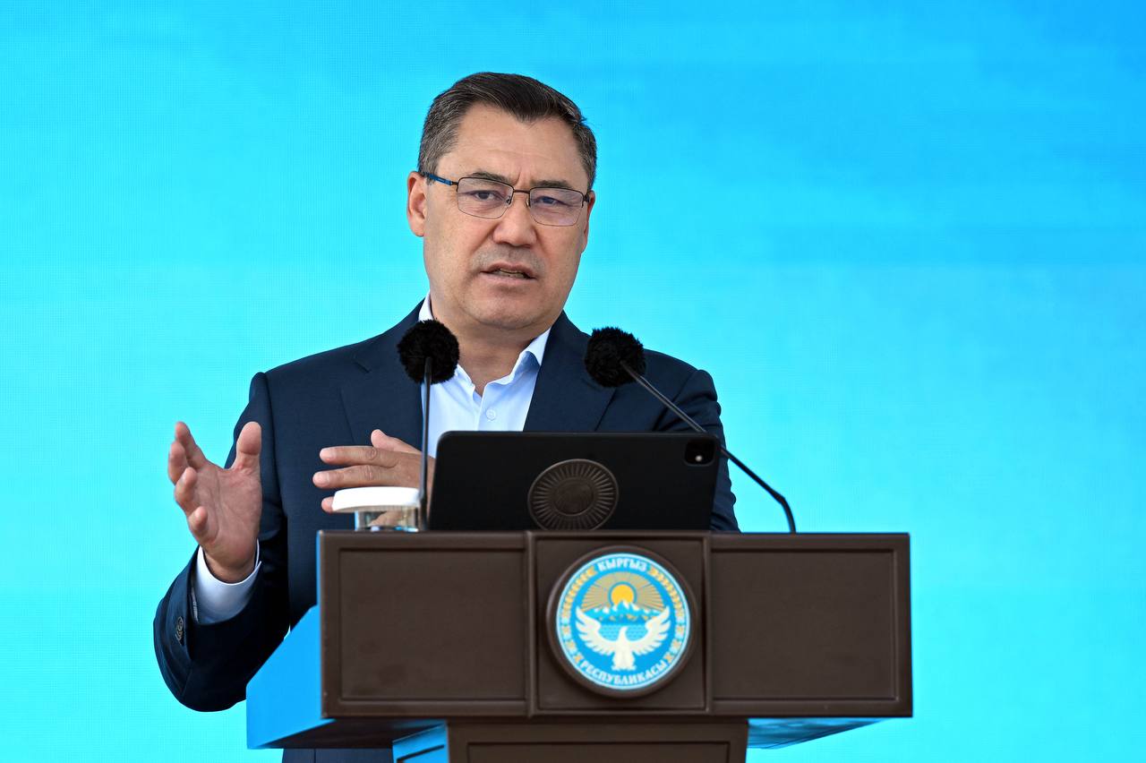 Президент шаар тургундарын автобус айдоочуларынын эмгегин баалоого чакырды