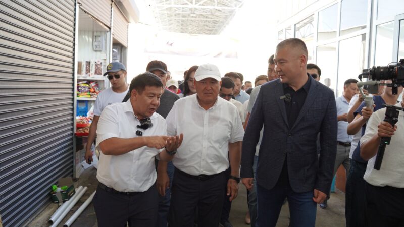 Салык кызматынын төрагасы Оштогу жаңы базарда рейд өткөрдү
