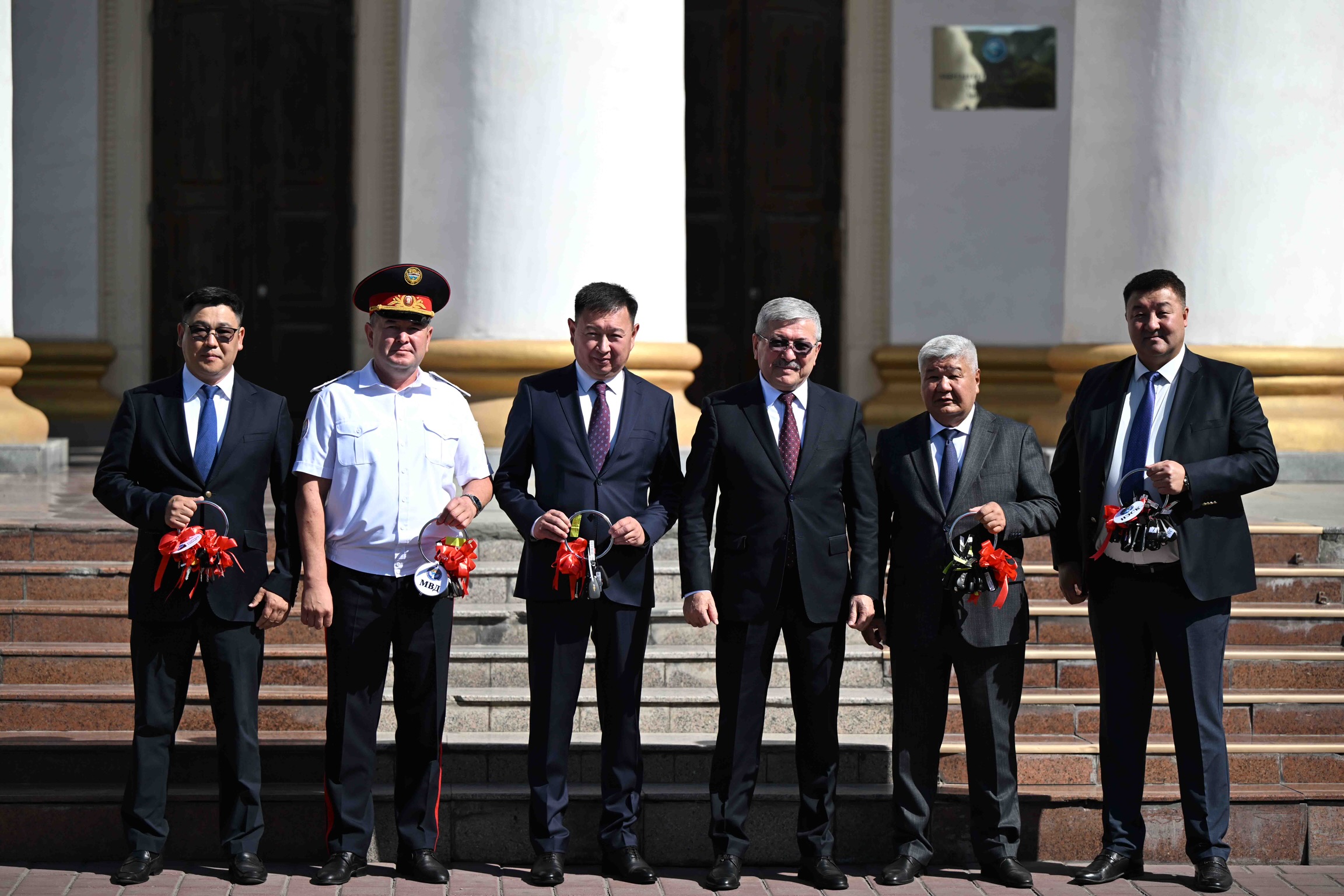 Өкмөт бир катар маморгандарга жаңы автоунааларды тапшырды