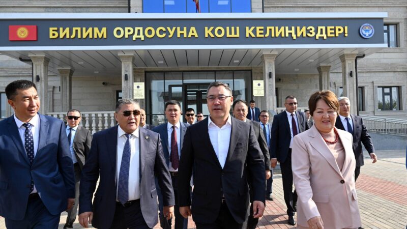 Садыр Жапаров Жалал-Абаддагы  Нышанбай Алыкулов атындагы жаңы мектептин имаратын ачты