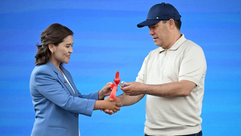 Садыр Жапаров Караколдо курулган жаңы батирлердин ачкычын тапшырды