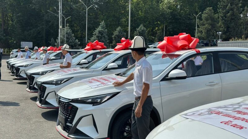Жалал-Абаддык ишкер Ош мэриясына 10 автоунаа белек кылды