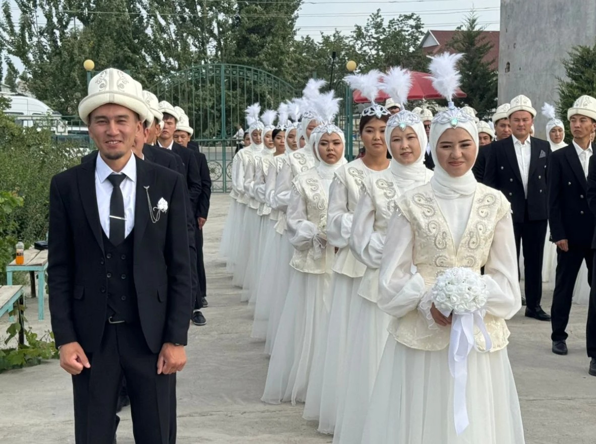 Баткенде 25 түгөйдүн үлпөт тою өтүү