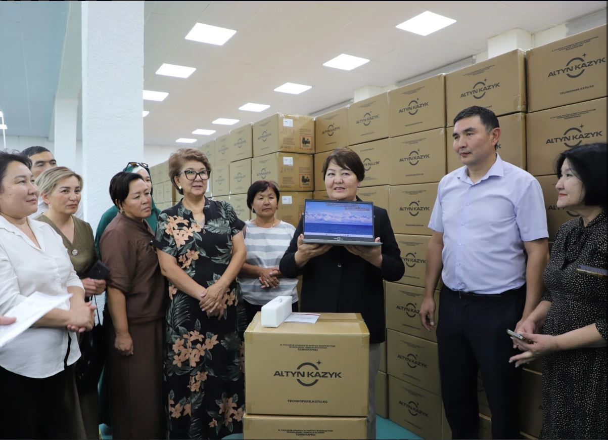 Аймактагы мугалимдерге ноутбуктар тапшырылды