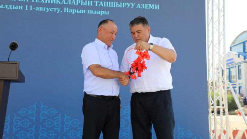 Ташиев Нарынга айыл чарба техникаларын тапшырды