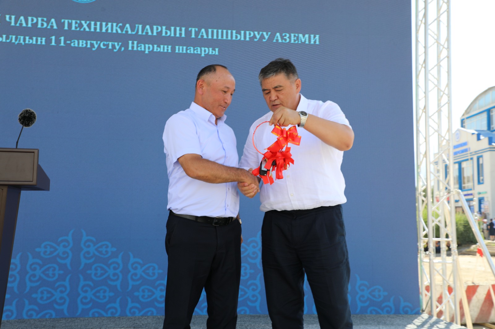 Ташиев Нарынга айыл чарба техникаларын тапшырды