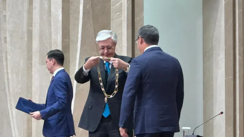 Казакстандын президенти Садыр Жапаровго «Алтын Кыран» орденин тапшырды