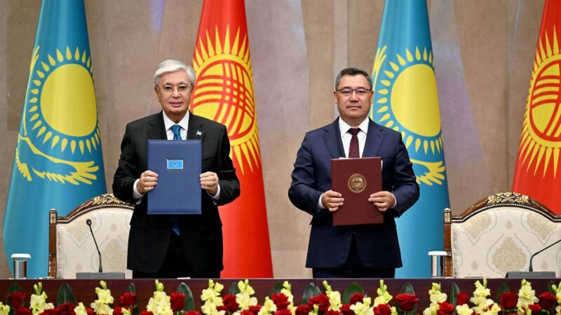 Президенттердин сүйлөшүүлөрүнүн жыйынтыгы боюнча бир катар эки жактуу документтерге кол коюлду
