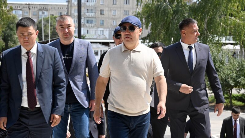 Президент Садыр Жапаров Караколдун автовокзалы менен таанышты