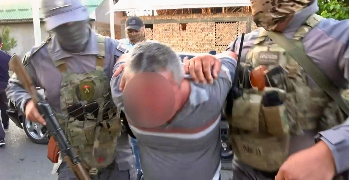 Ошто милиция кызматкери опузалап акча алууга шектелип кармалды