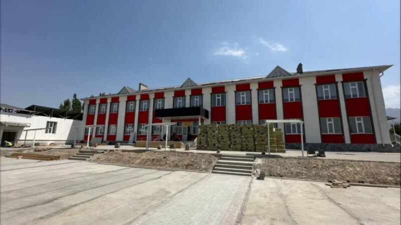 Лейлектин алыскы Айкөл айылына 225 орундуу заманбап мектеп курулду