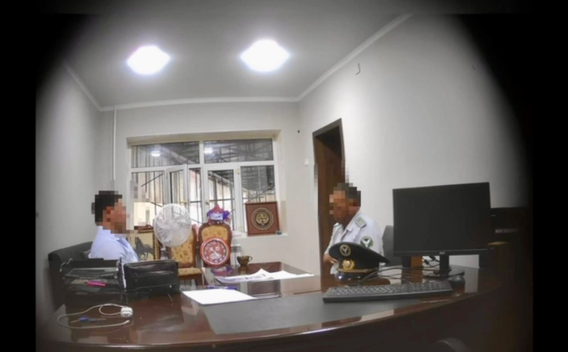 Баткенде бажы кызматкери пара берип жатканда кармалды
