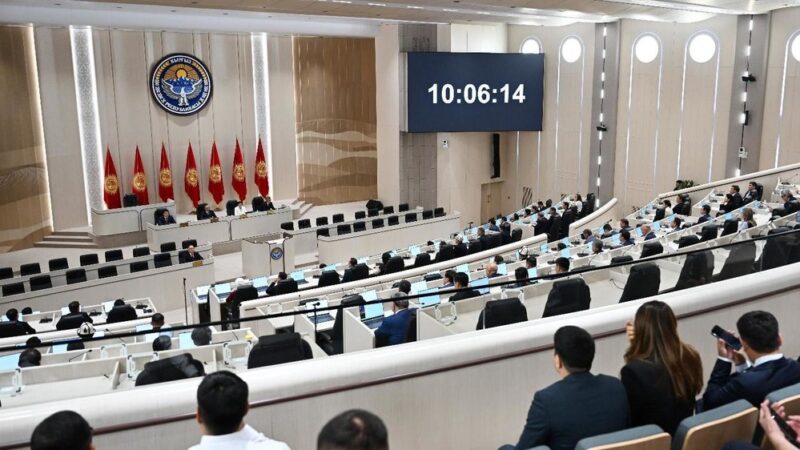 Жогорку Кеңештин өзүн-өзү таркатуу сунушун тармактык комитет колдоду