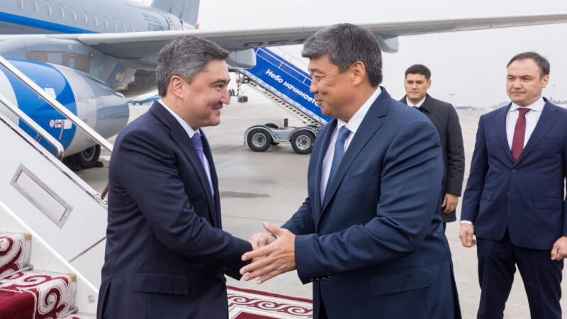 Казакстандын премьер-министри Олжас Бектенов Кыргызстанга келди