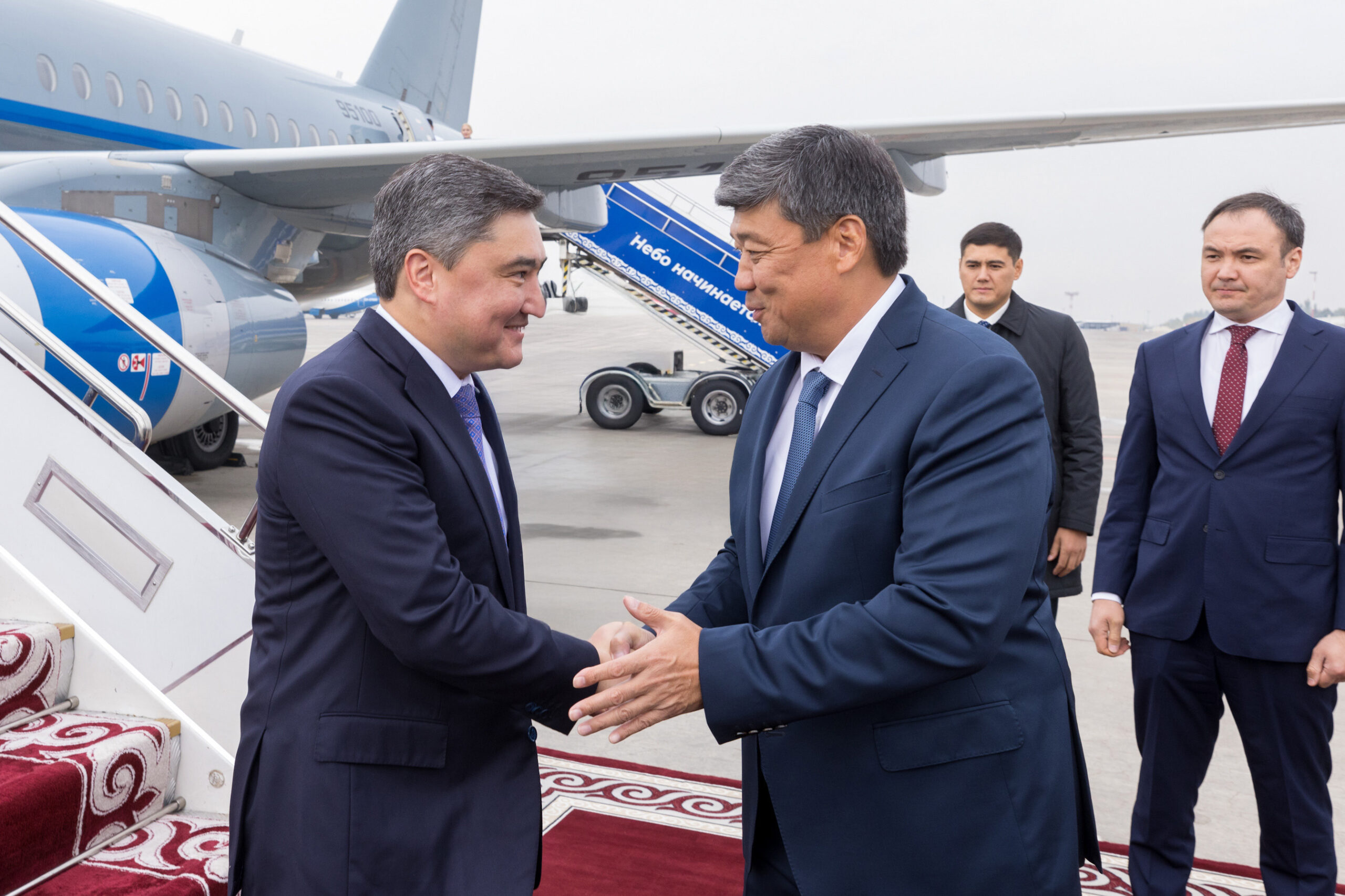 Казакстандын премьер-министри Олжас Бектенов Кыргызстанга келди