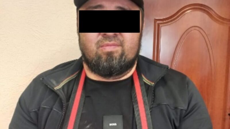 Уюшкан кылмыштуу топтун мүчөсү тапанча жана ок-дары сактагандыгы үчүн кармалды