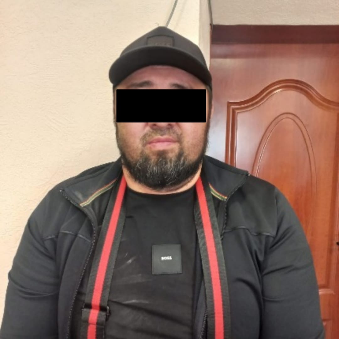 Уюшкан кылмыштуу топтун мүчөсү тапанча жана ок-дары сактагандыгы үчүн кармалды
