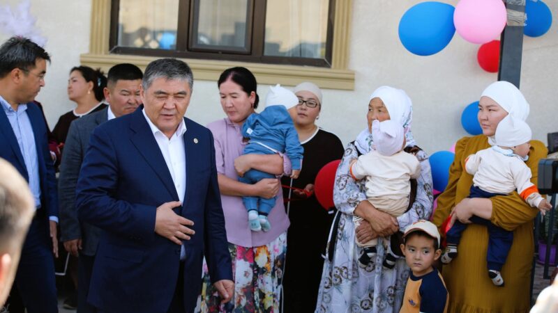 Камчыбек Ташиев жаш эне менен үч эмге жаңы батир берди