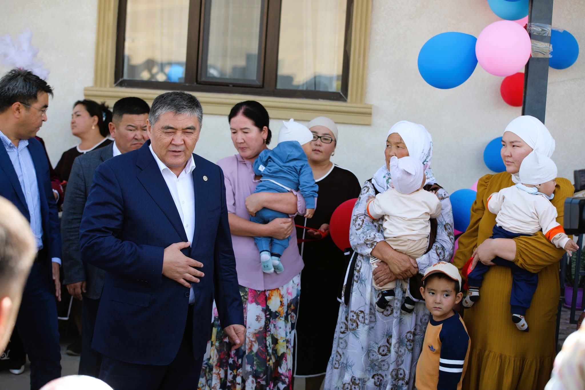 Камчыбек Ташиев жаш эне менен үч эмге жаңы батир берди