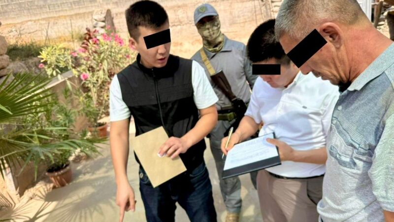 Жалал-Абадда жасалма документтерди саткан топтун мүчөлөрү кармалды