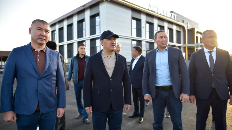 Президент Балыкчыдагы капиталдык оңдоп-түзөөдөн кийинки автобекетти көрүп чыкты