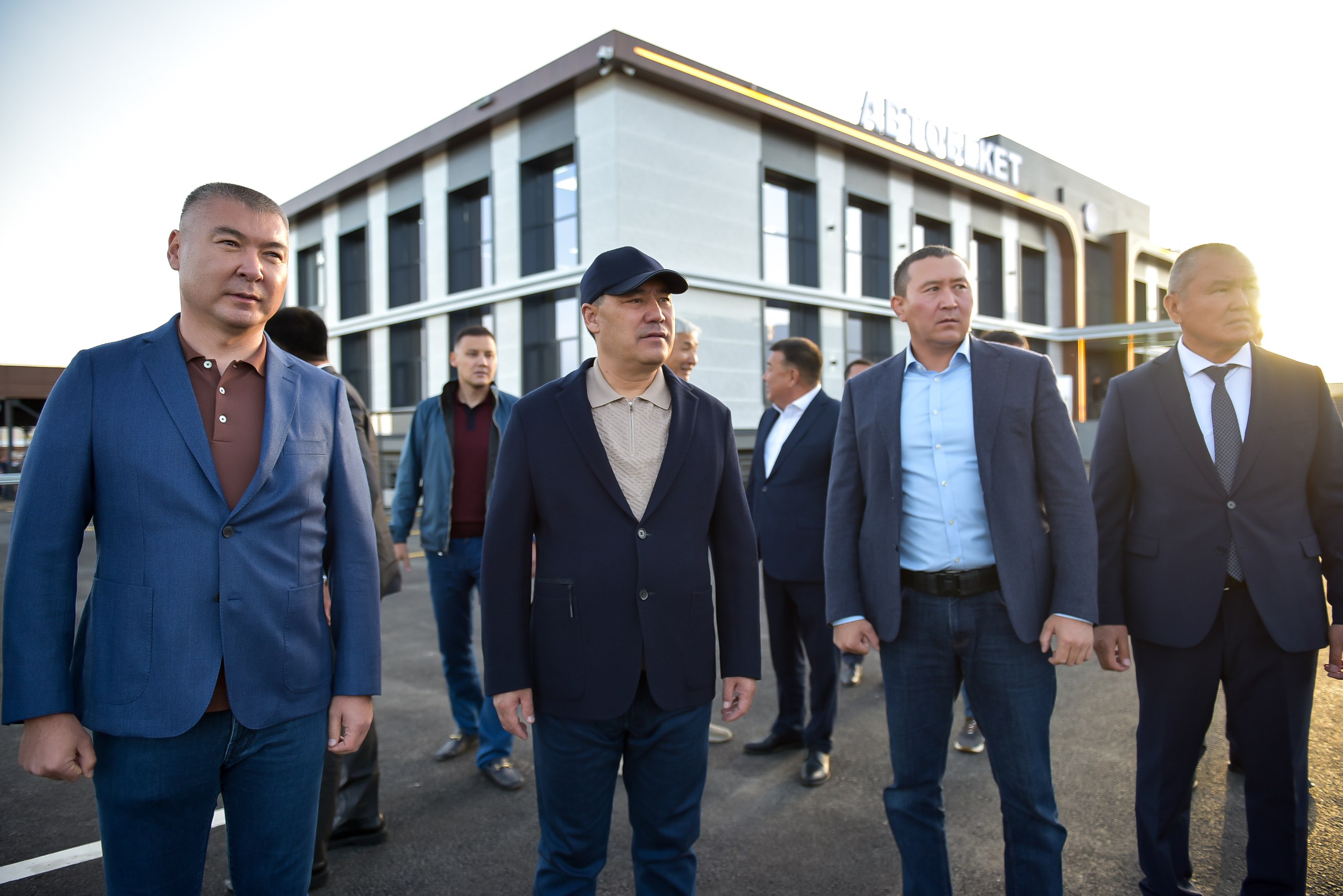 Президент Балыкчыдагы капиталдык оңдоп-түзөөдөн кийинки автобекетти көрүп чыкты