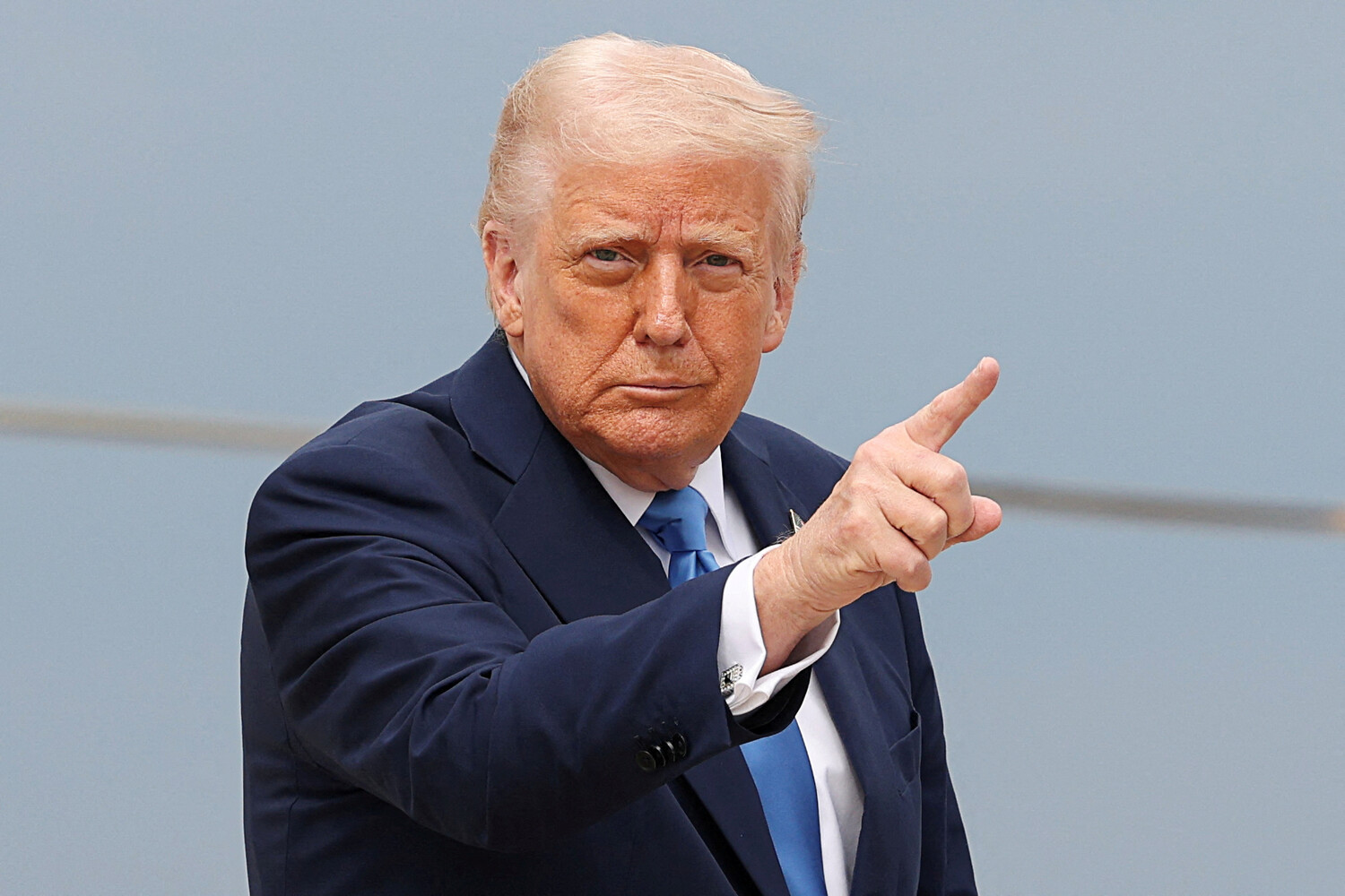 Трамп аны сындаган телеканалдардын лицензиясын жокко чыгармай болду