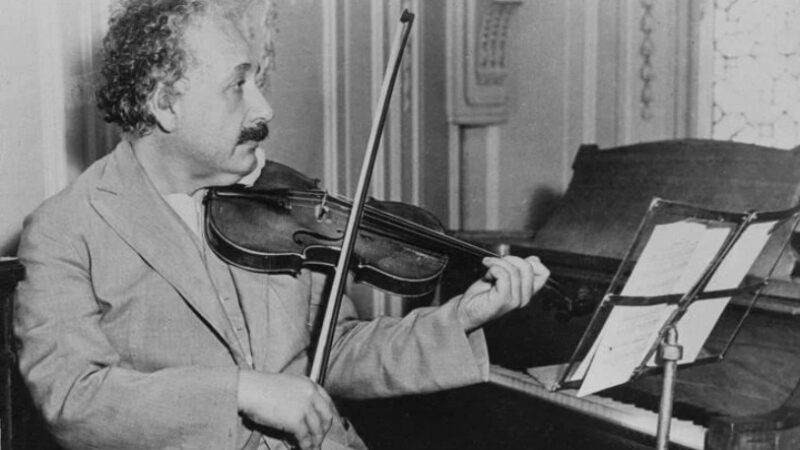 Эйнштейндин скрипкасы 405 миң долларга бааланды