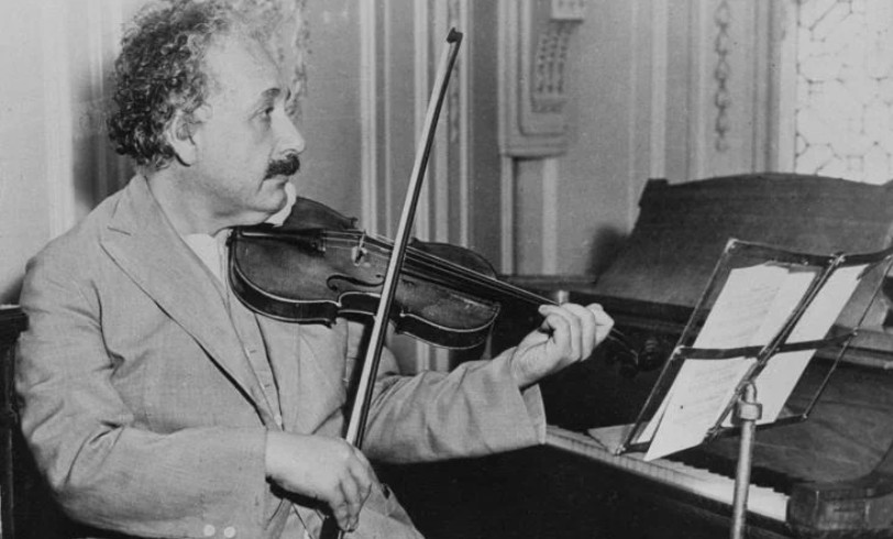 Эйнштейндин скрипкасы 405 миң долларга бааланды