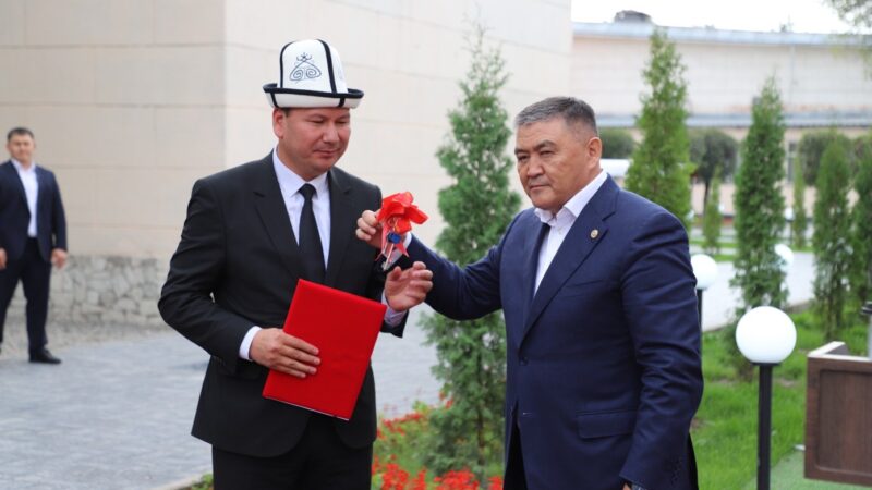 Искусство университетине Камчыбек Ташиев спорт зал куруп берди (ВИДЕО)