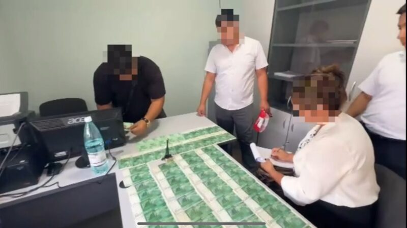 Жалал-Абадда пара алганы үчүн бир нече мектеп директору жумуштан кетти