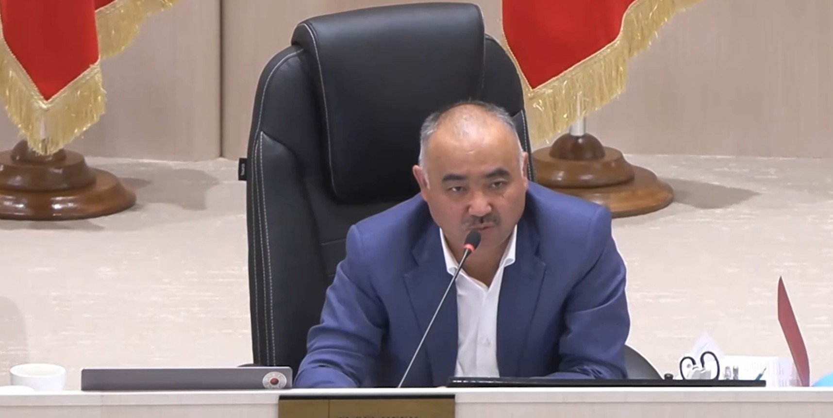 Микрофонго “Алло!” деген төрага депутаттарды күлкүгө салды