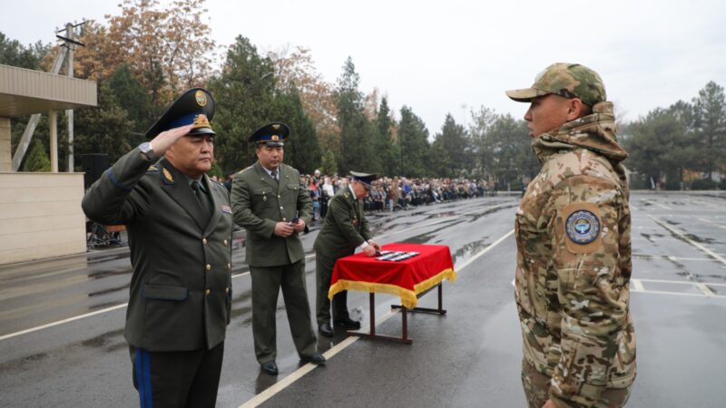 УКМКнын аскер бөлүгүндө жаш жоокерлер ант беришти