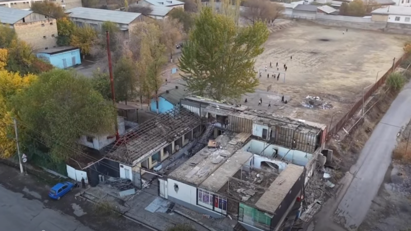 Ошто мектептин жер тилкесине курулган соода түйүн жана тамактануучу жай бузулууда