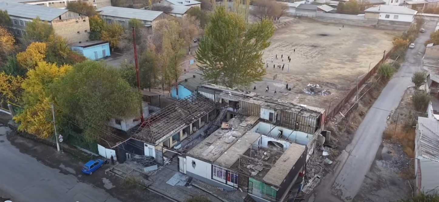 Ошто мектептин жер тилкесине курулган соода түйүн жана тамактануучу жай бузулууда