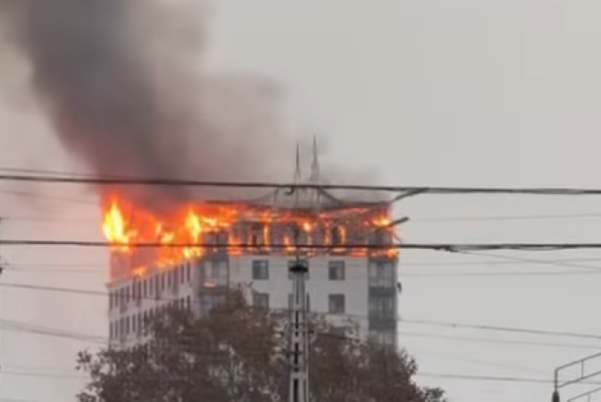 Ошто өрт чыккан 13 кабаттуу үйдүн чатыры жабылууда