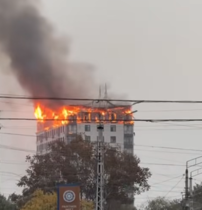 Ошто өрт чыккан 13 кабаттуу үйдүн чатыры жабылууда (ВИДЕО)