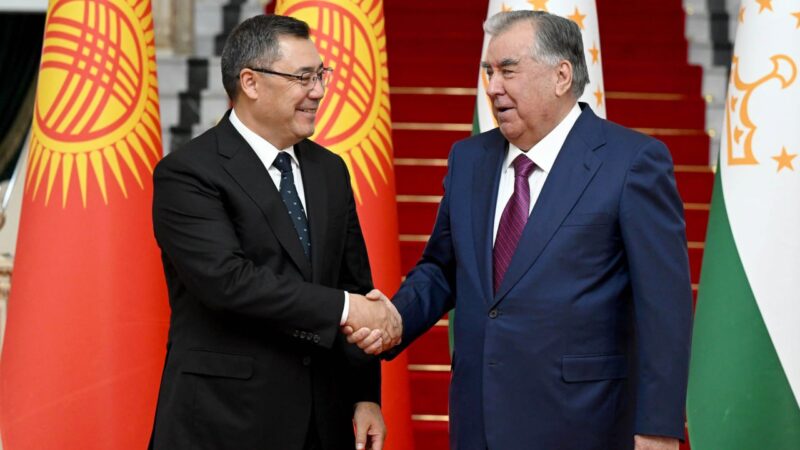 Садыр Жапаров Эмомали Рахмон менен сүйлөшүүлөрдү жүргүздү