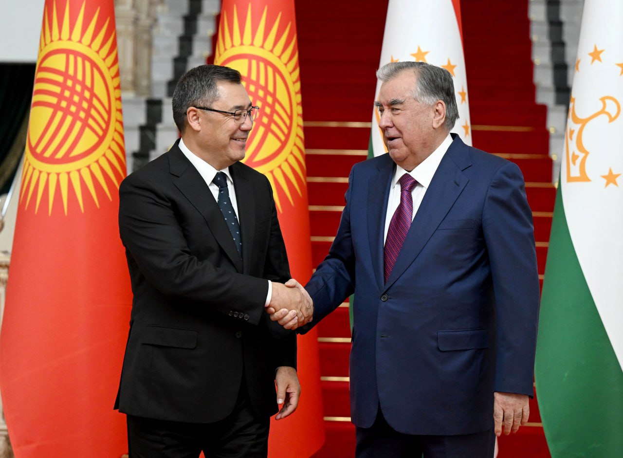 Садыр Жапаров Эмомали Рахмон менен сүйлөшүүлөрдү жүргүздү