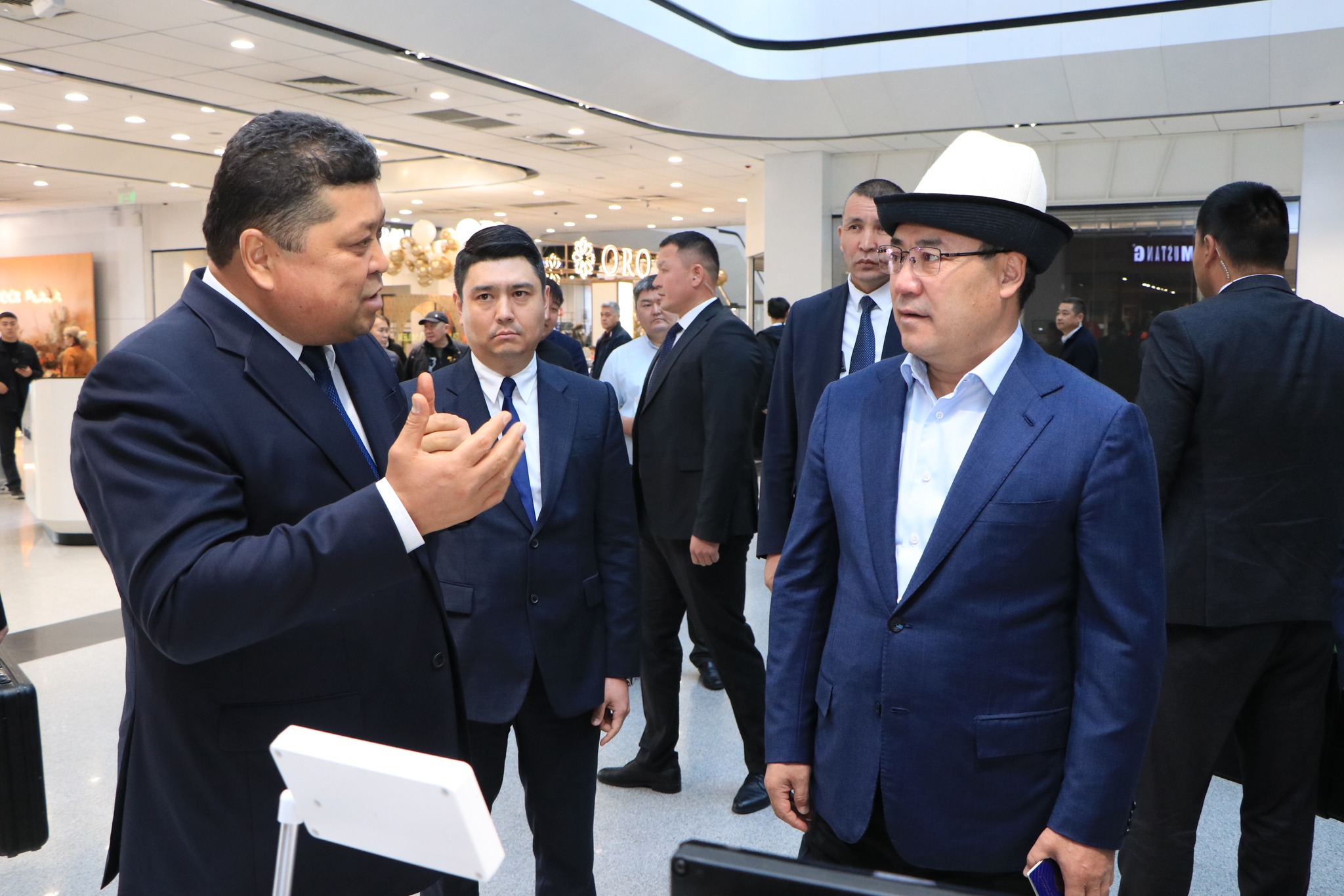 Садыр Жапаров парламентке кезексиз шайлоого даярдыктардын жүрүшү менен таанышты