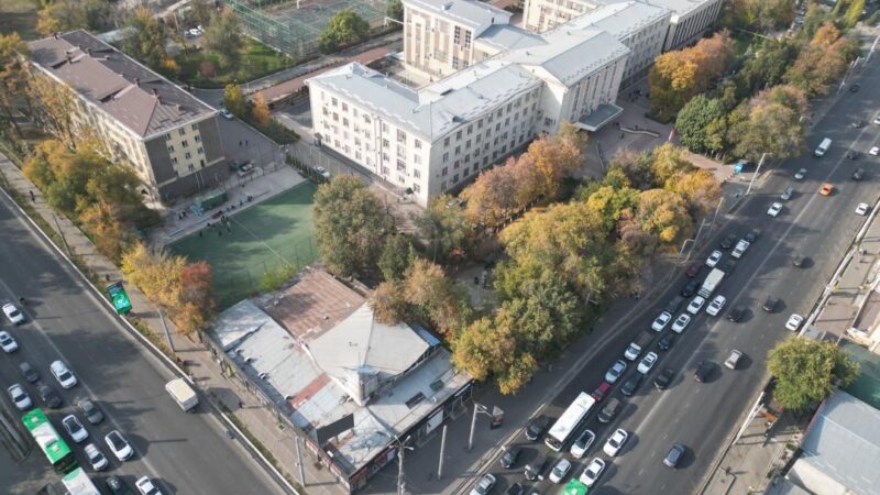Бишкектеги медакадемиянын мыйзамсыз менчиктештирилген жер тилкеси мамлекетке кайтарылды